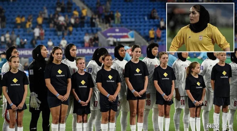 pp电子官网-拒唱国歌到高唱国歌!伊朗女足向国旗敬礼 戴头巾+穿长衣长裤踢球