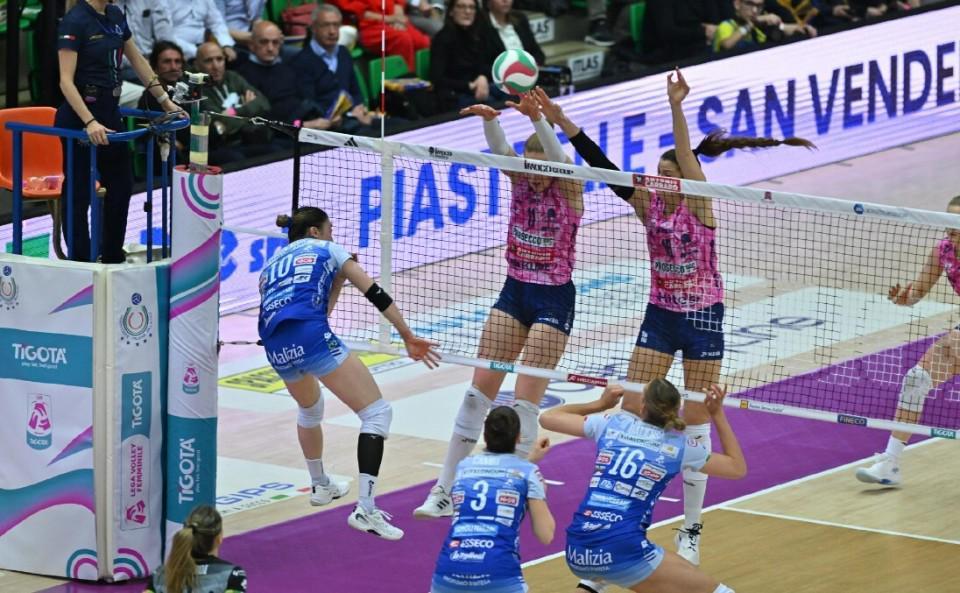 pp电子试玩-让二追三！科内利亚诺半决赛占先机，朱婷一锤定音+21分荣膺MVP